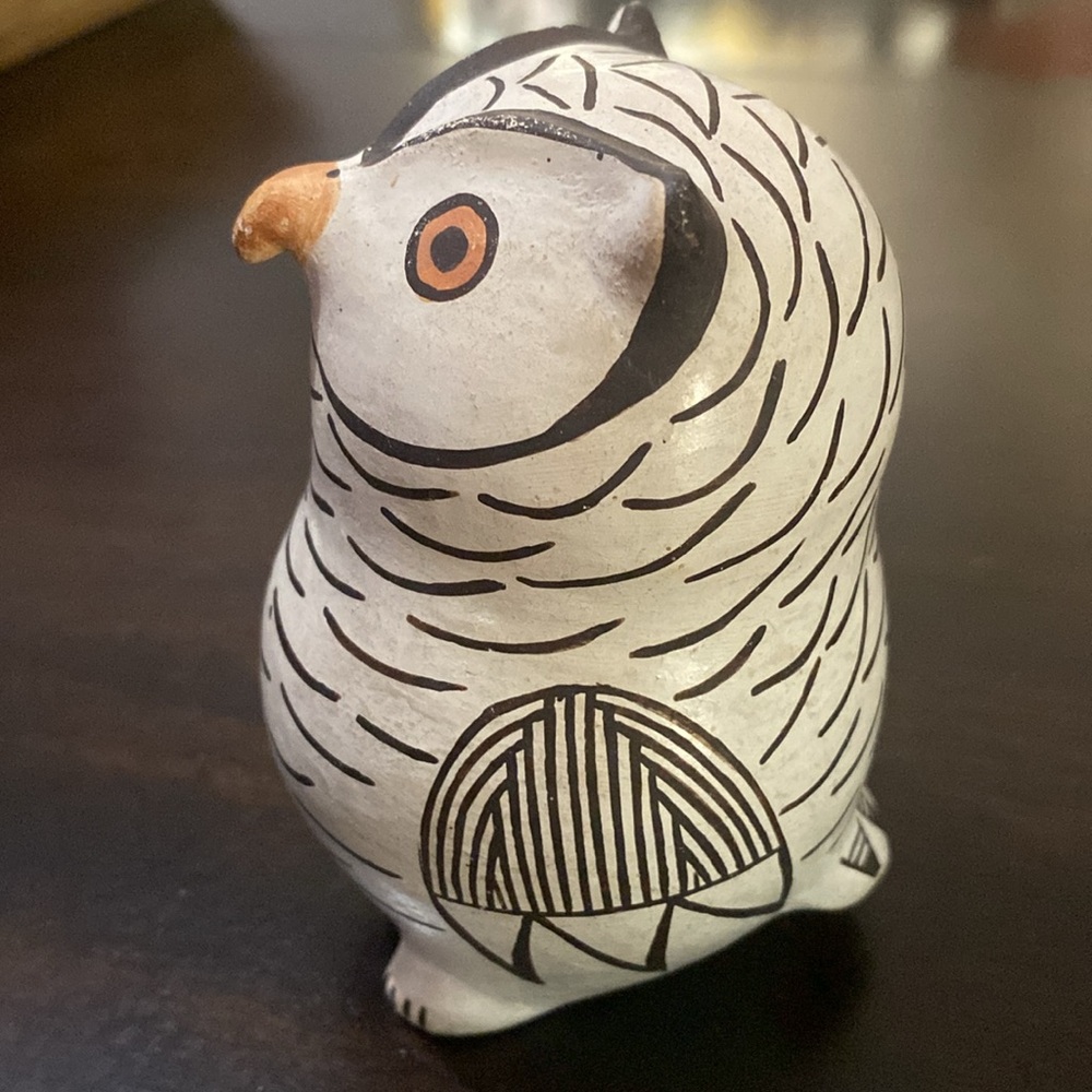 Highly collectible Acoma Pueblo New Mexico Pottery
Owl Figurine by Grace Chino - Picture 3 of 6
